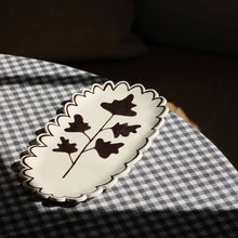 Load image into Gallery viewer, Scalloped Leaf Dish
