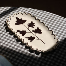Load image into Gallery viewer, Scalloped Leaf Dish